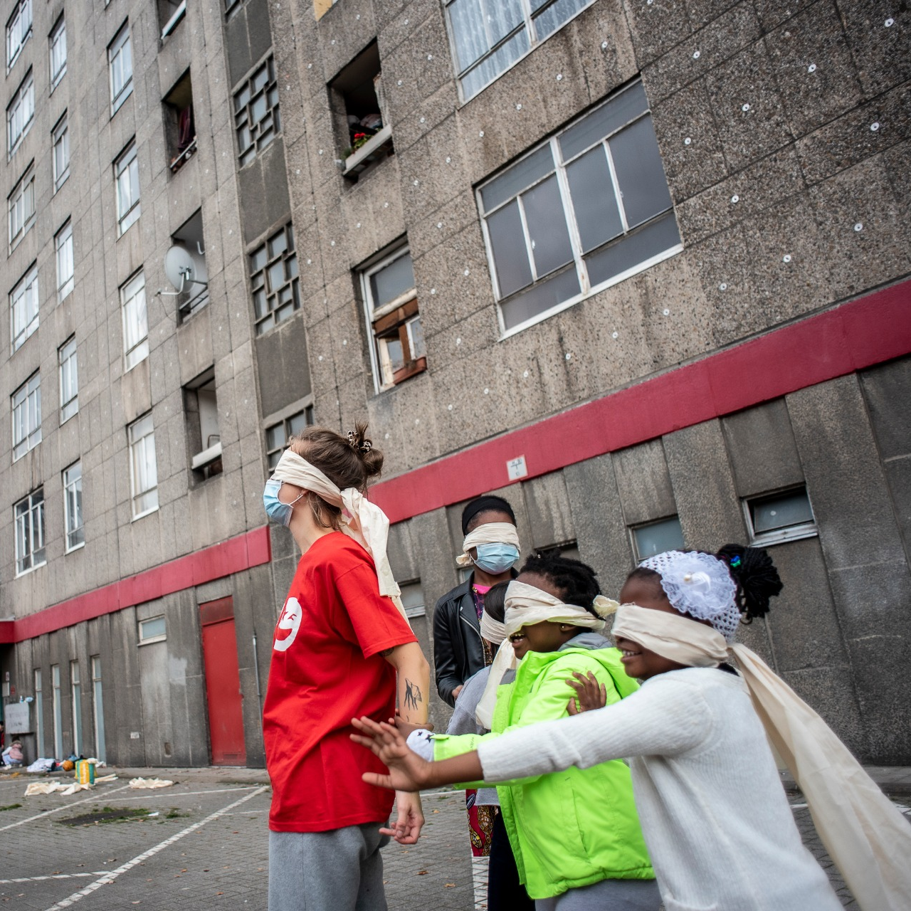 Lokale werking geblindoekte kinderen voor een appartementsgebouw