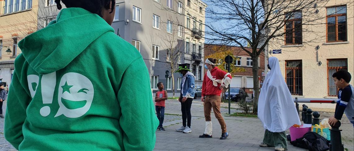 verklede kinderen op een plein in Brussel