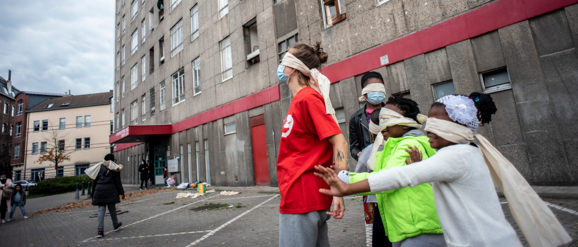 geblindoekte kinderen voor een appartementsgebouw