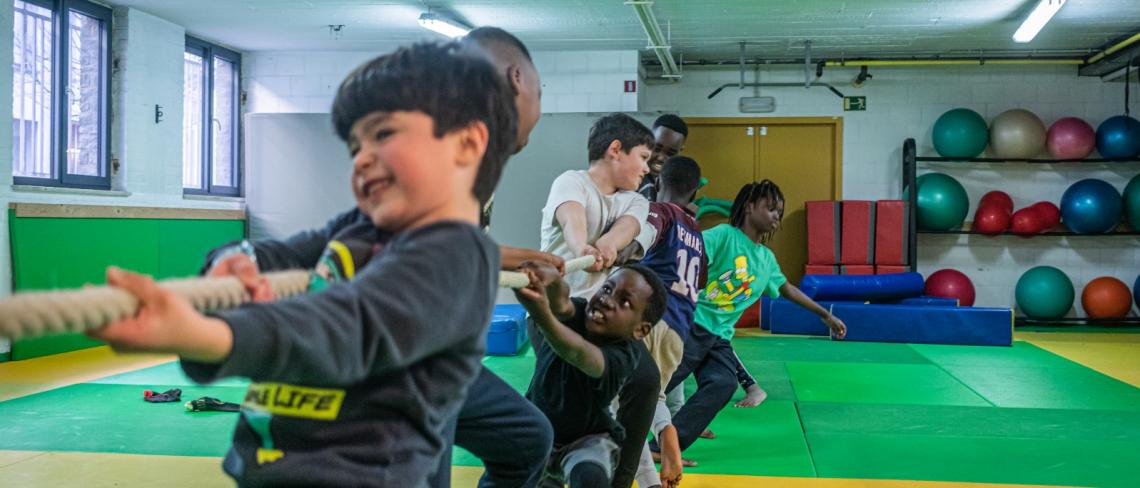 Kinderen die aan een touw trekken